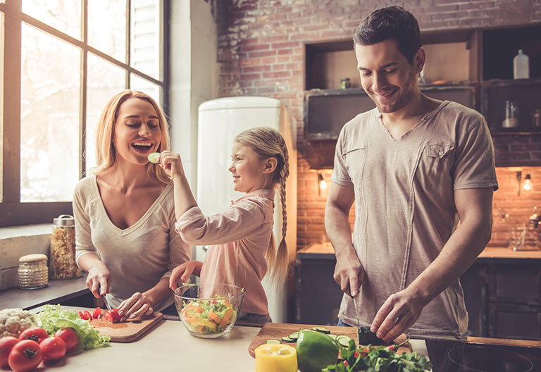 Familie in der Küche