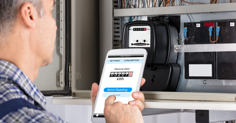 Mann gibt Zählerstand über das Smartphone ein