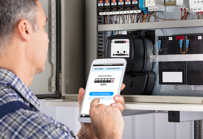 Mann gibt Zählerstand über das Smartphone ein